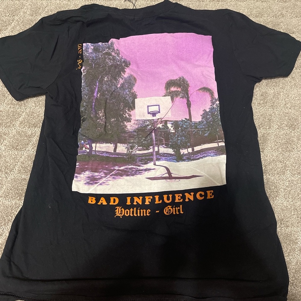 Bad Influence MISSGUIDED Grapic Tee. PRINT ON BACK. Size M